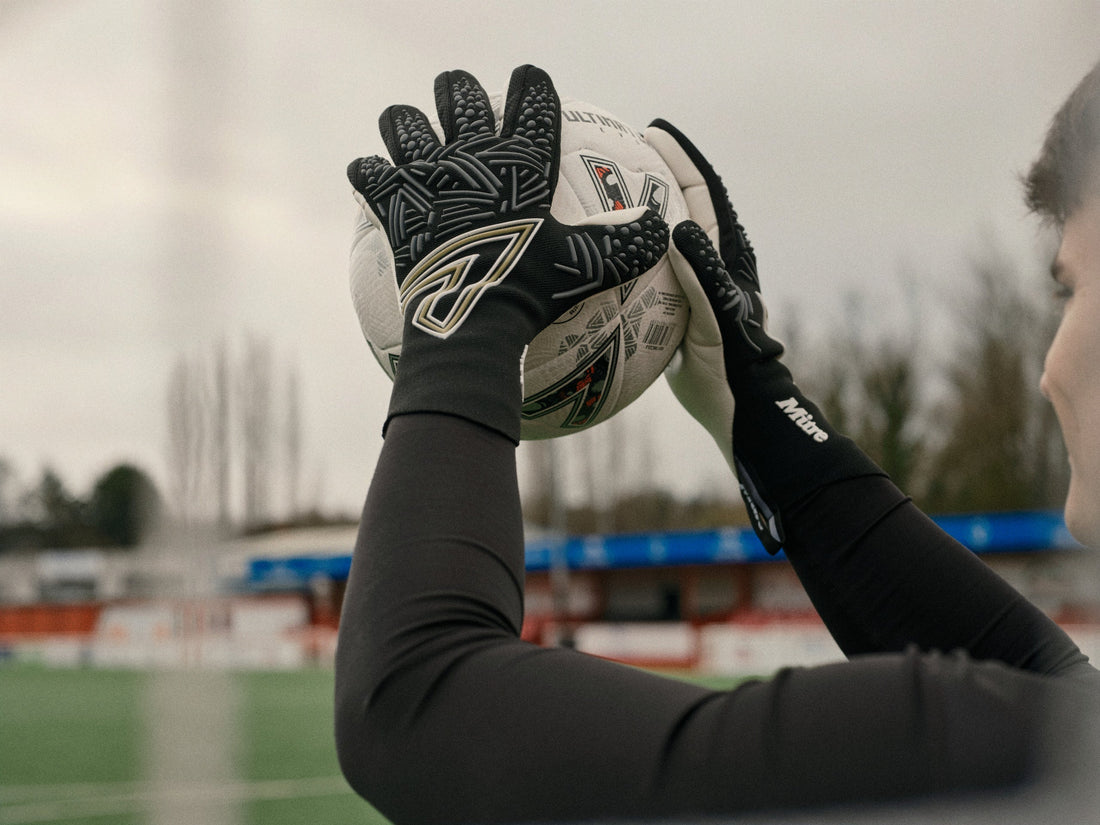 MITRE LAUNCHES NEW ULTIMATCH GOALKEEPING GLOVES